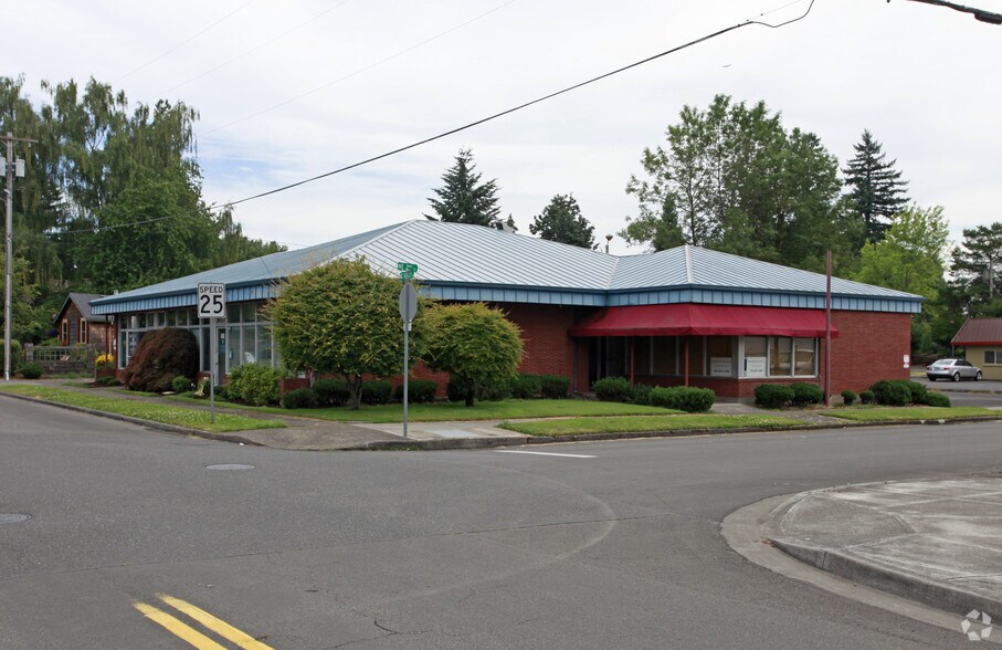 Primary Photo Of 202-204 NE Kelly Ave, Gresham Office For Sale