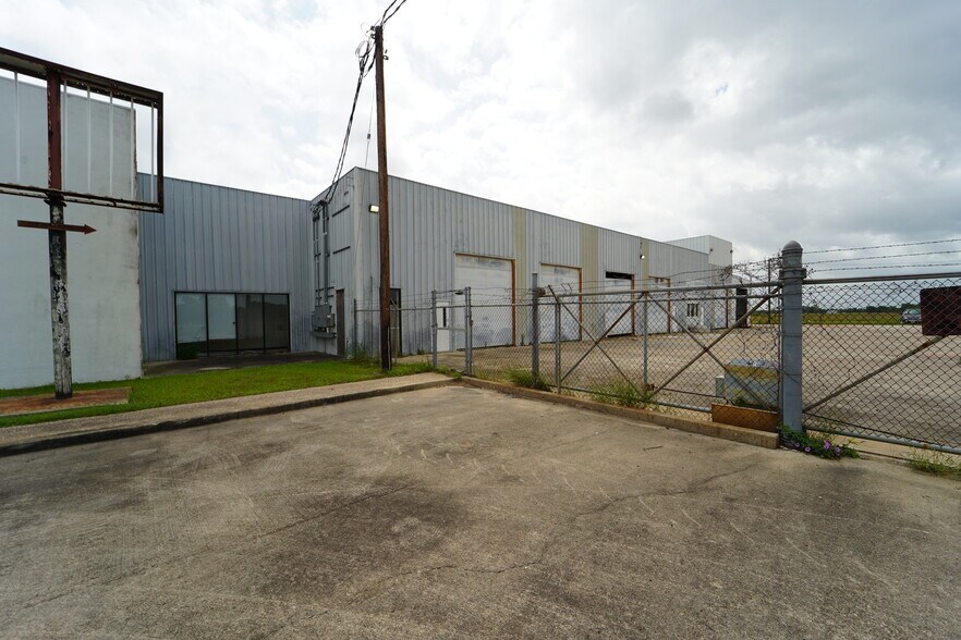 More Photos Of 3701 E Rio Grande St, Victoria Industrial For Sale