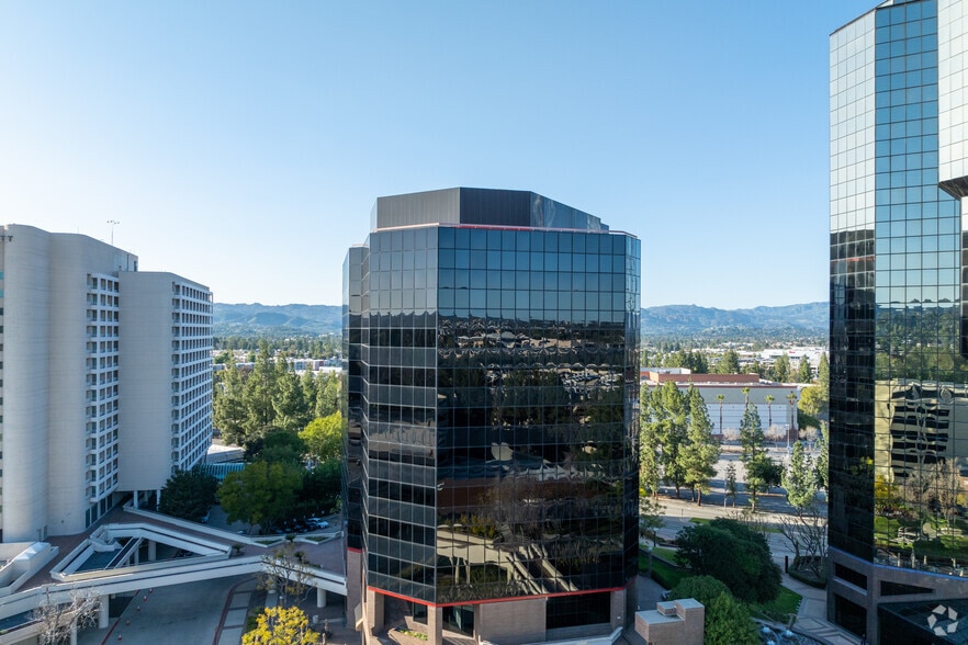 More Photos Of 21800 Oxnard St, Woodland Hills Office For Lease