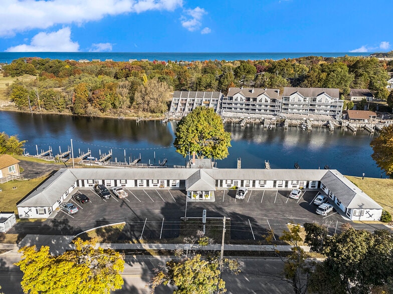 More Photos Of 520 Water St, Manistee Hotel For Sale