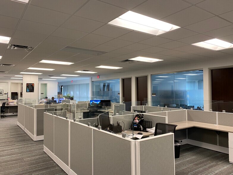 More Photos Of 602 S Military Trl, Deerfield Beach Showroom For Lease