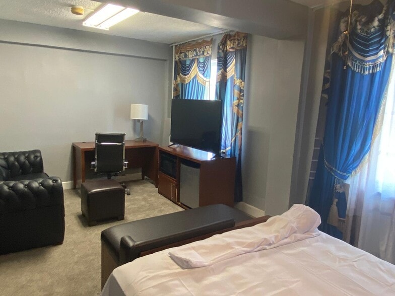 More Photos Of 118 E Court St, Paris Hotel For Sale
