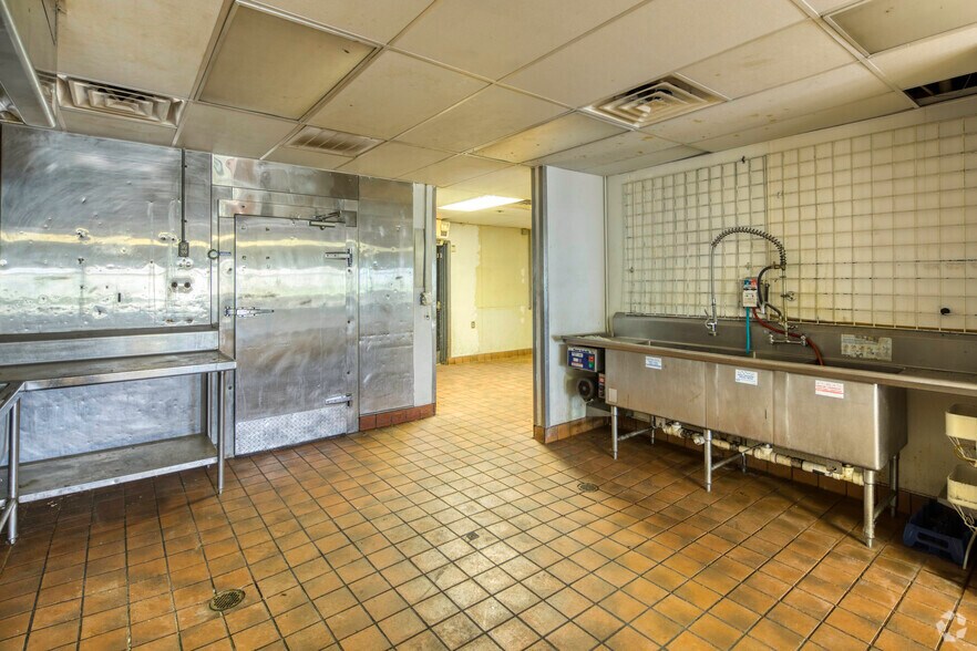 More Photos Of 1855 E Memorial Blvd, Lakeland Fast Food For Sale