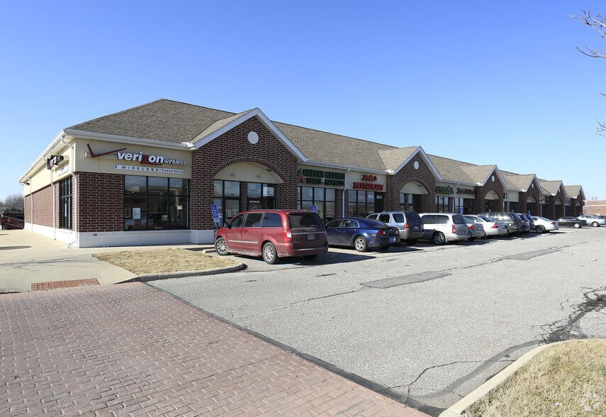 More Photos Of 300-366 Chestnut Commons Dr, Elyria General Retail For Lease