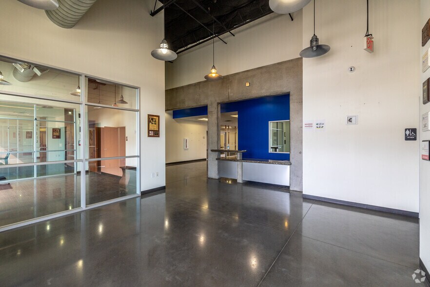 More Photos Of 2747 Oakland Ave, Garland Warehouse For Lease