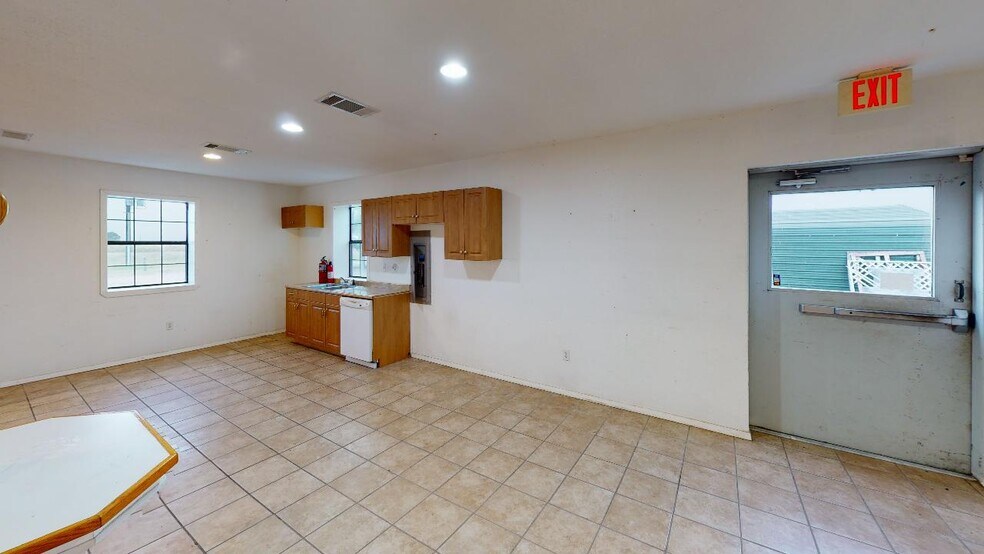 More Photos Of 2225 S State Highway 95, Taylor Freestanding For Lease