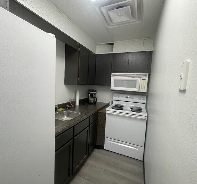 More Photos Of 149 S 40th St, Springdale Showroom For Lease