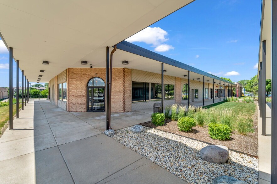 More Photos Of 391 Quadrangle Dr, Bolingbrook Office For Sale