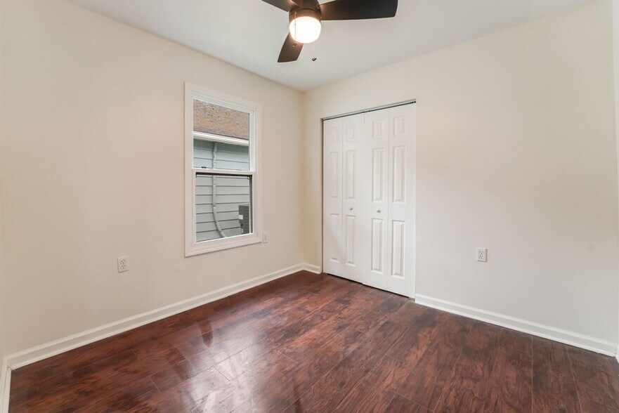 More Photos Of 2550 Broadway St, New Albany Apartments For Sale