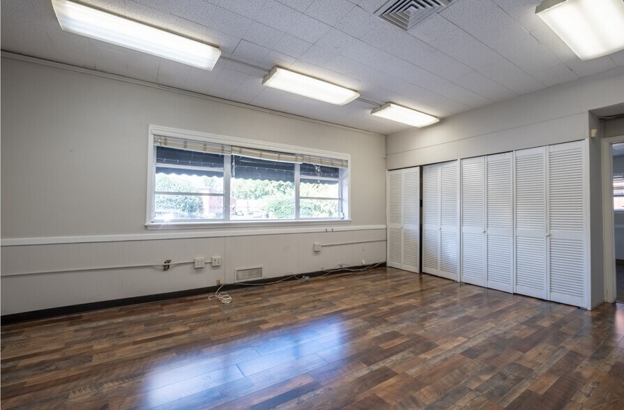 More Photos Of 1842 Banking St, Greensboro Office For Sale