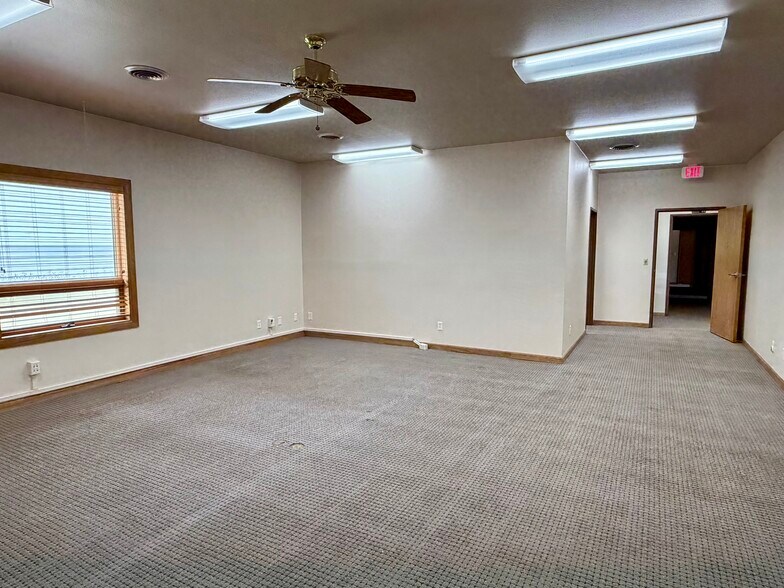 More Photos Of 120 Cole Ave, Pinedale Office For Sale