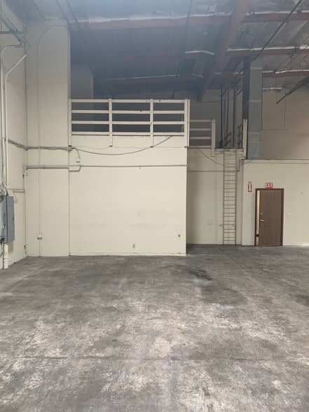 More Photos Of 100 S Reservoir St, Pomona Warehouse For Lease