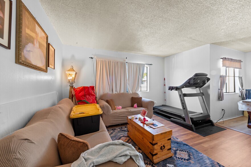 More Photos Of 2325 S Ridgeley Dr, Los Angeles Apartments For Sale