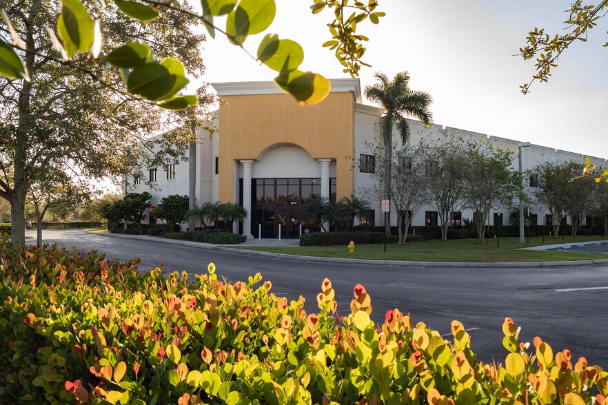 More Photos Of 5870 N Hiatus Rd, Tamarac Unknown For Lease