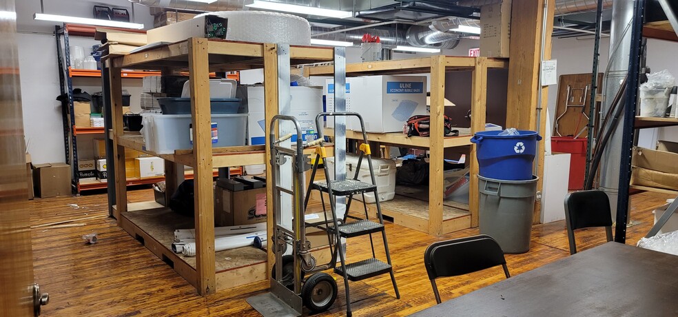 More Photos Of 1100 W Cermak Rd, Chicago Light Distribution For Lease
