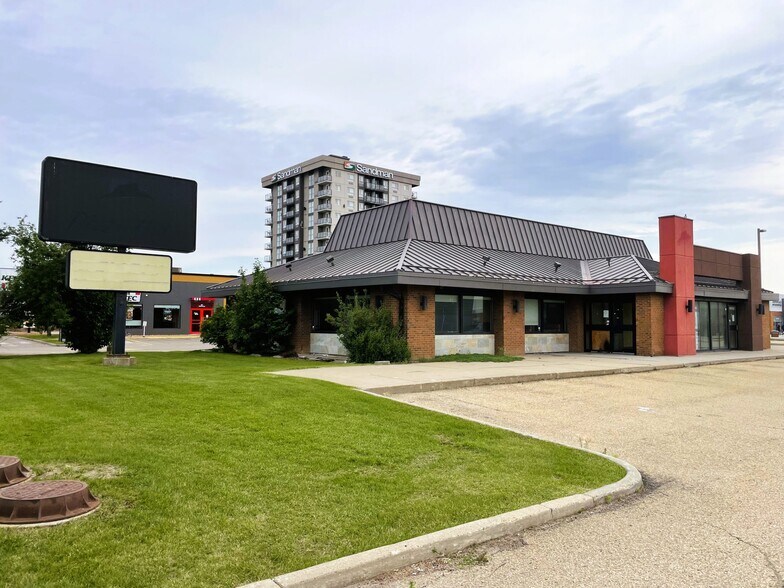 Primary Photo Of 10011 178 St NW, Edmonton Restaurant For Lease