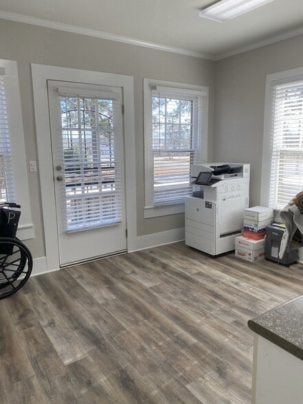 More Photos Of 400 Bexar Ave W, Hamilton Office For Sale