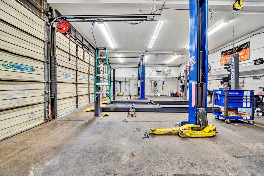 More Photos Of 1474 Peters Creek Rd NW, Roanoke Auto Repair For Sale