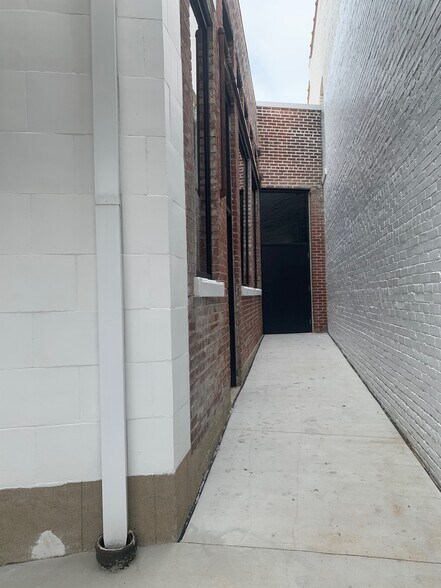 More Photos Of 433 Madison Ave, Memphis General Retail For Sale