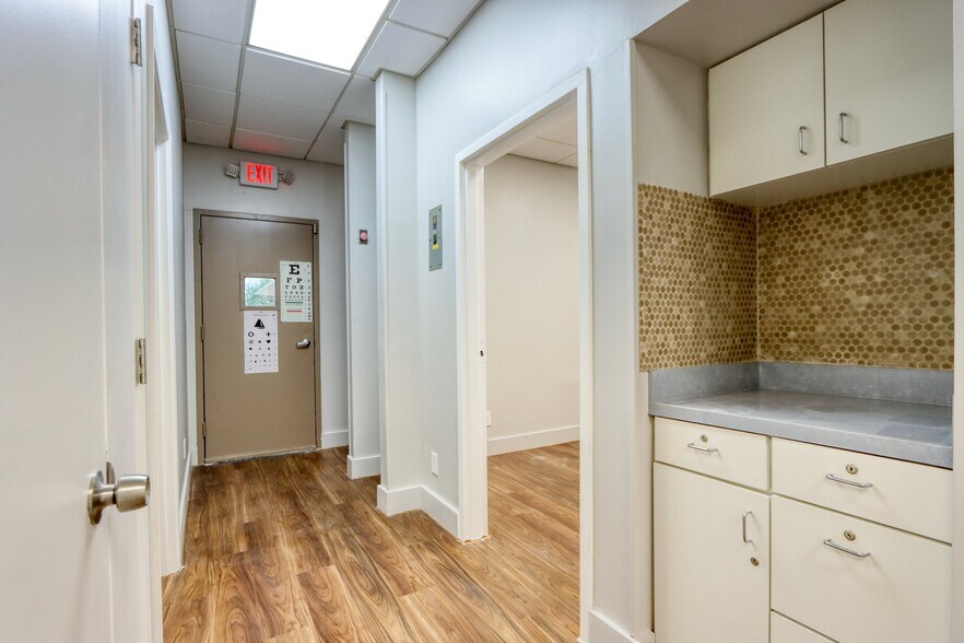 More Photos Of 1717 N Garrett Ave, Dallas Medical For Sale