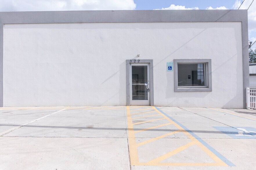 More Photos Of 122 Atando Ave, Charlotte Service For Lease