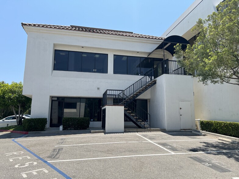 More Photos Of 24011 Ventura Blvd, Calabasas Medical For Lease