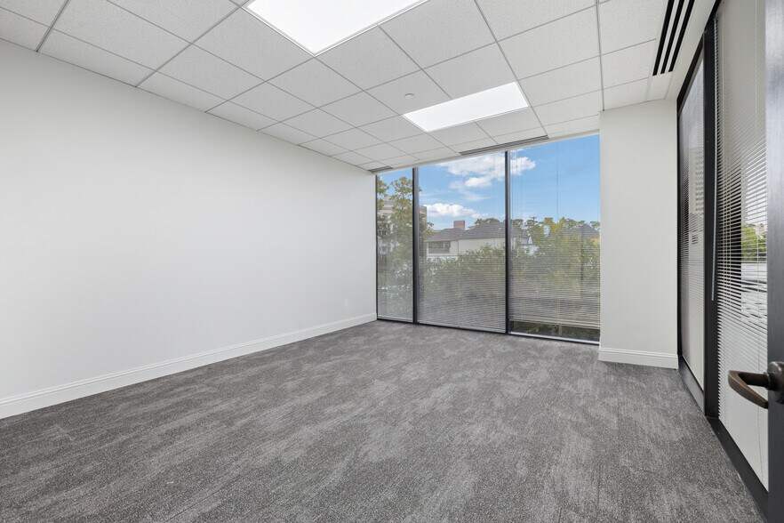More Photos Of 17 S Briar Hollow Ln, Houston Office Residential For Lease