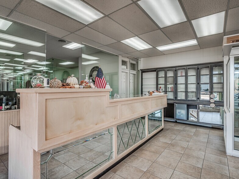 More Photos Of 3730-3732 N MacArthur Blvd, Warr Acres Showroom For Sale