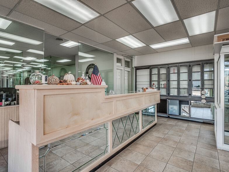 More Photos Of 3730-3732 N MacArthur Blvd, Warr Acres Showroom For Lease