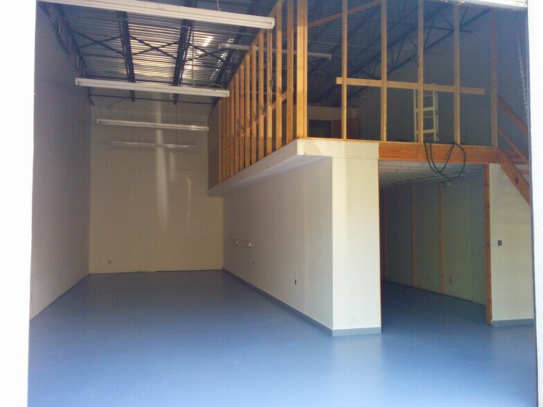 More Photos Of 845 Pop Tilton Pl, Jensen Beach Warehouse For Lease