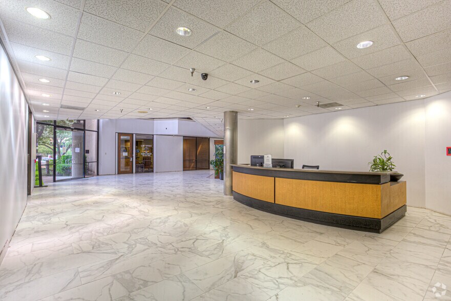 More Photos Of 8313 Southwest Fwy, Houston Unknown For Lease