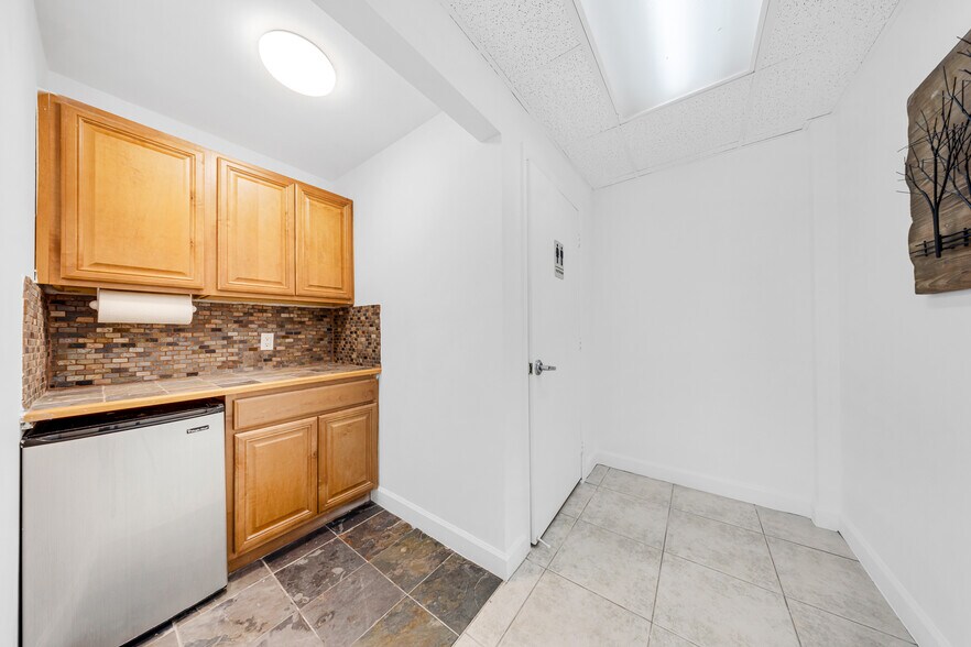 More Photos Of 7452-7466 SW 48th St, Miami Warehouse For Sale