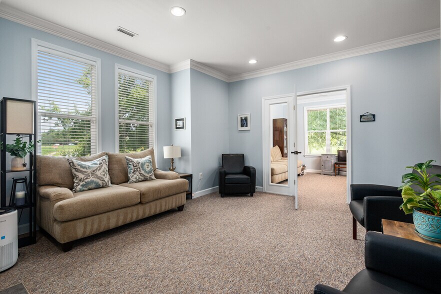 More Photos Of 705-711 Peninsula Dr, Davidson Office For Sale