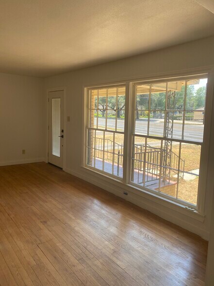 More Photos Of 404 N Henderson Blvd, Kilgore Office For Lease