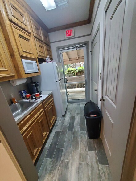 More Photos Of 1700 FM 517 Rd E, Dickinson Loft Creative Space For Lease