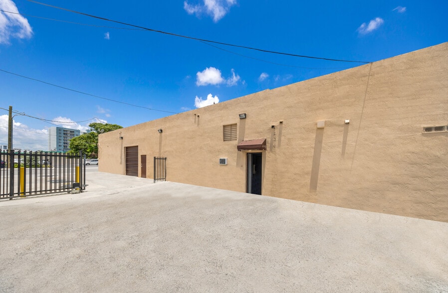 More Photos Of 999 W Flagler St, Miami Service Station For Lease