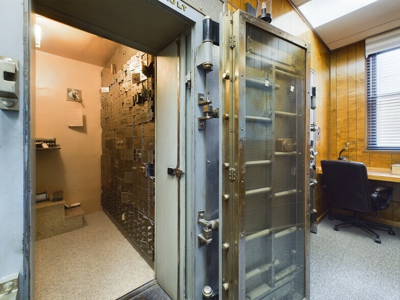 More Photos Of 713 4th Ave, Holdrege Office Residential For Lease