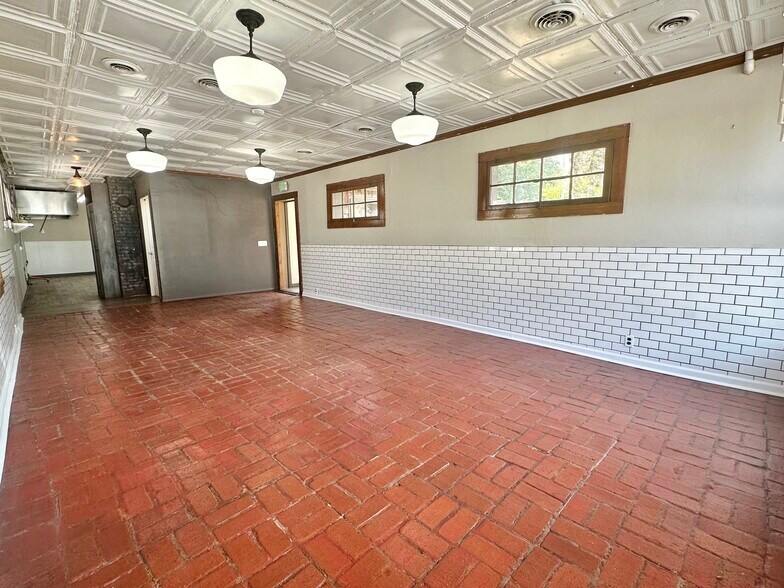 More Photos Of 712 W 20th St, Joplin Restaurant For Sale