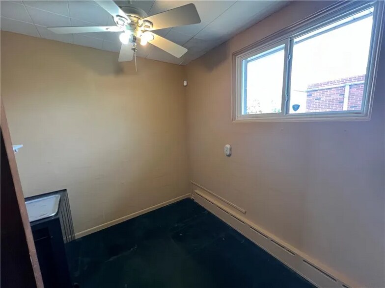 More Photos Of 909 N Logan Ave, Danville Medical For Sale