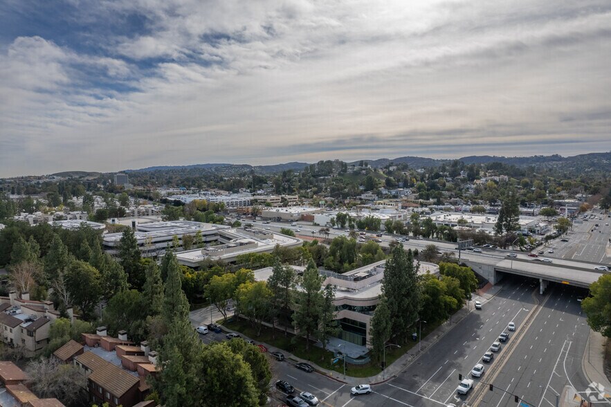 More Photos Of 5550 Topanga Canyon Blvd, Woodland Hills Office For Lease