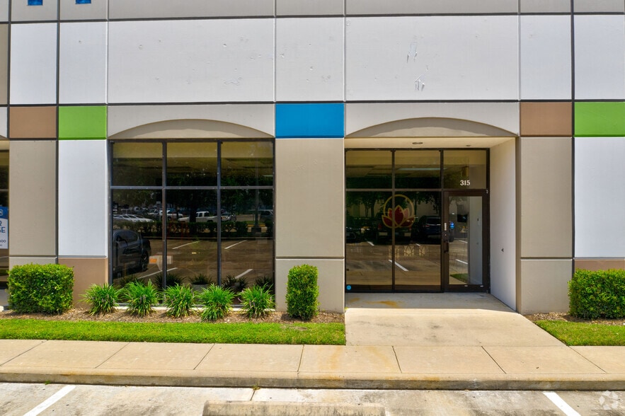 More Photos Of 1718 N Fry Rd, Houston Unknown For Lease