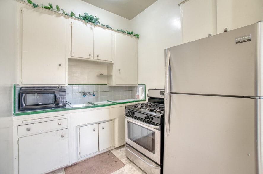 More Photos Of 11123 S Western Ave, Los Angeles Office For Sale