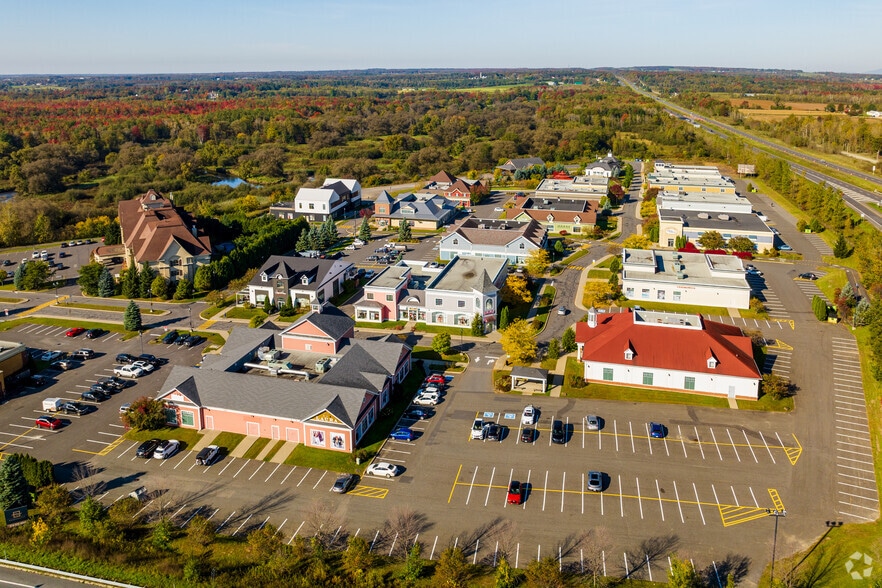 More Photos Of 105 Boul Du Carrefour, Bromont General Retail For Sale