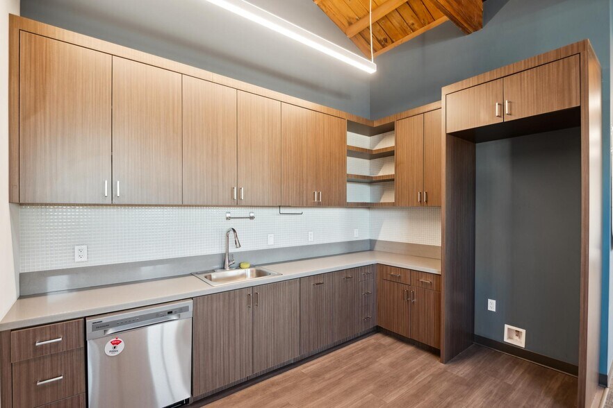 More Photos Of 1000 Calcot Pl, Oakland Warehouse For Lease