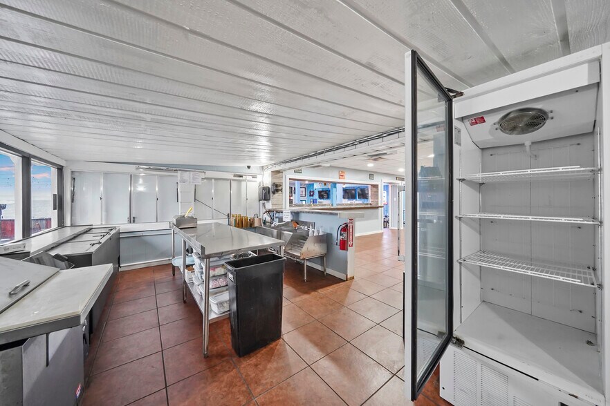 More Photos Of 371 Navaho Trl, Onalaska Restaurant For Sale