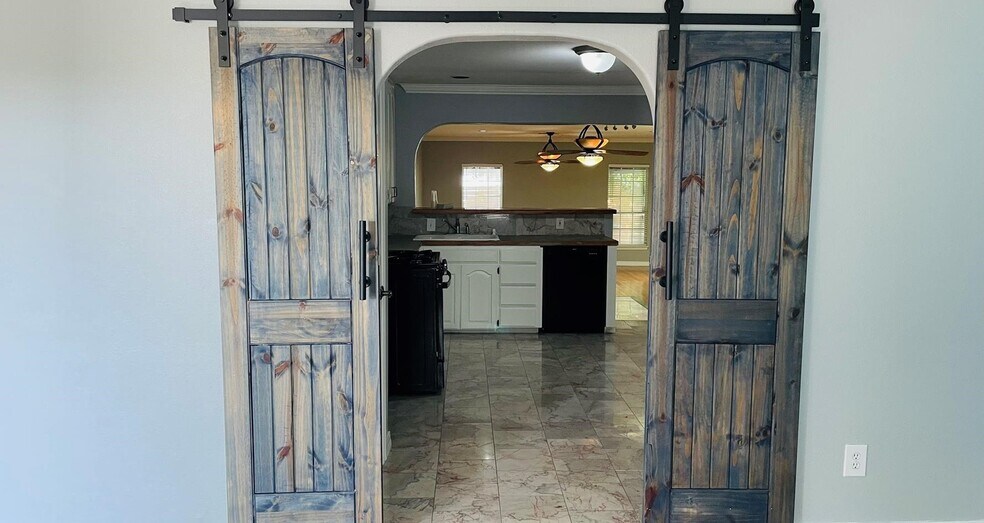 More Photos Of 1925 Hickory Dr, Haltom City Office Residential For Lease