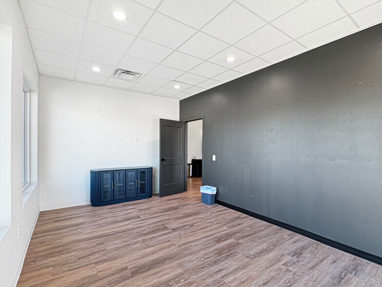 More Photos Of 15105 Crown At Lone Oak Rd, Edmond Office For Lease