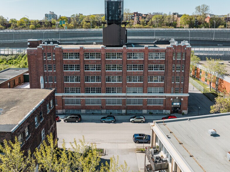 More Photos Of 4005-4035 Rue de Richelieu, Montréal Warehouse For Sale