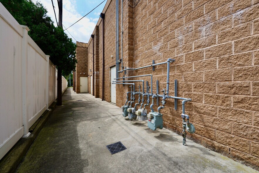 More Photos Of 5050 Sunrise Hwy, Massapequa Park Storefront Retail Office For Sale