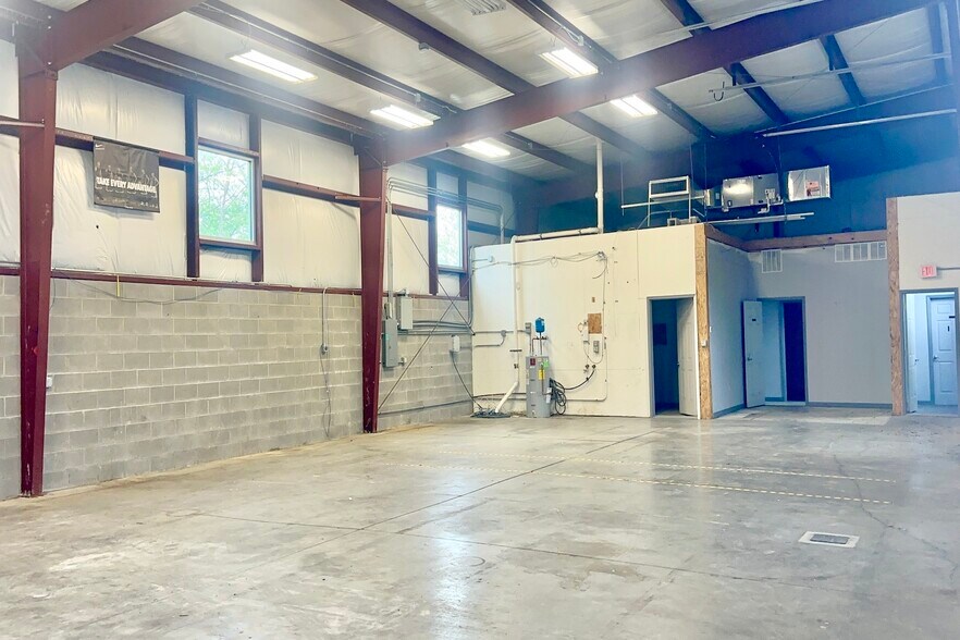 More Photos Of 2412 Palumbo Dr, Lexington Warehouse For Lease